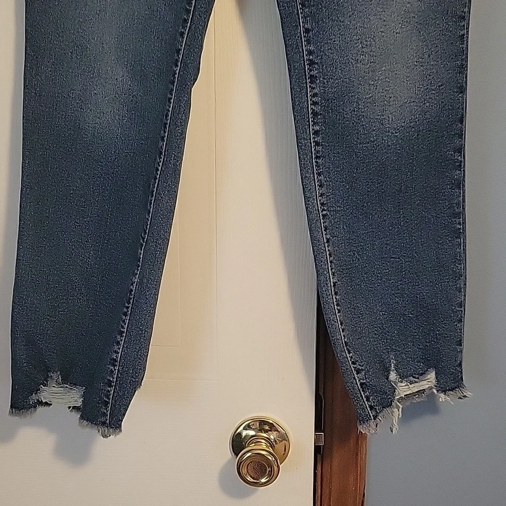 🆕️ Time & Tru Women's Distressed High-Rise Ankle Jeans Medium Blue Size 2 (#1) - Picture 3 of 7